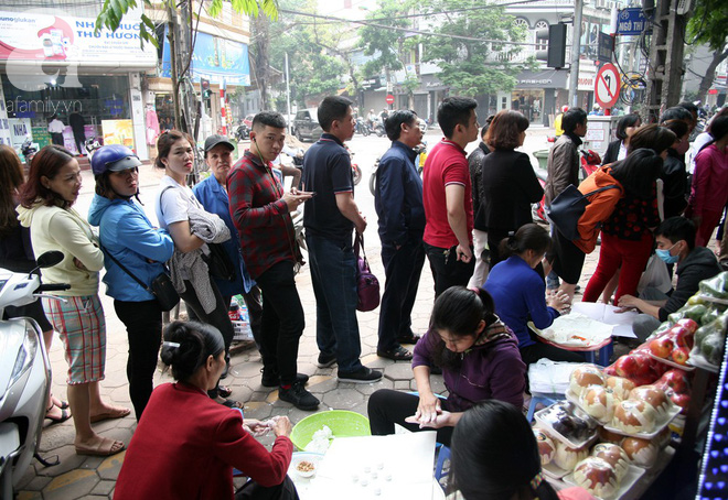 Hà Nội: Hàng trăm người xếp hàng từ 5h sáng mua bánh trôi - bánh chay Tết Hàn thực